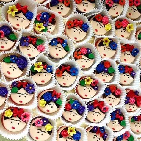 FRIDA KAHLO COOKIES Frida Kahlo Birthday, Cookies Icing, Brownies Recipes, Cookies Decoradas, Oreo Pops, Mexican Party, Cute Cupcakes, Chocolate Covered Oreos, Gorgeous Cakes