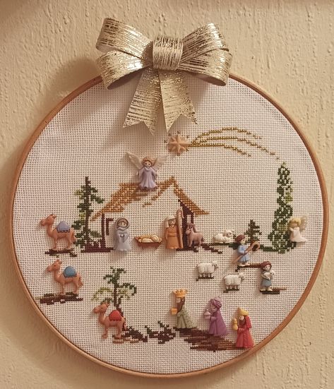 Christmas Crafts Diy Projects, Cross Stitch Alphabet Patterns, Cross Stitch Letters, Cross Stitch Christmas, Cross Stitch Christmas Ornaments, Cross Stitch Borders, Cross Stitch Alphabet, Stitch Christmas, Free Cross Stitch