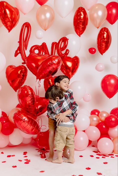 Valentines photoshoot in studio kids hugging Valentines Day Minis Photography, Valentines Mini Session Ideas Outdoor, Valentines Day Mini Session Ideas Indoor, Valentines Day Family Photoshoot, Sibling Valentines Photos, Valentines Day Kids Photoshoot, Toddler Valentines Day Pictures, Valentine’s Day Mini Session, Valentines Day Mini Session Ideas