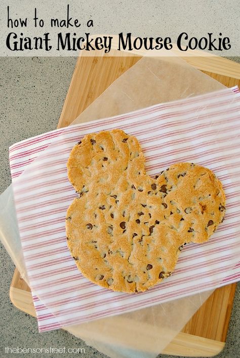 How to Make a Giant Mickey Mouse Cookie - The Benson Street Mickey Mouse Dessert Ideas, Mickey Mouse Cookie Cake, Minnie Mouse Cookie Cake, Mickey Mouse Food Ideas, Mickey Treats, New Cookie Recipes, Yummy Cookie Recipes, Mickey Mouse Desserts, Disney Sweets