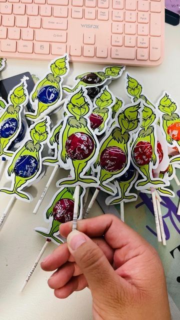 Grinch Theme Decorations Diy, The Grinch Party Favors, Christmas Themed Party Favors, Grinch Lollipop Holder, Grinch Class Gifts, Grinch Christmas Gifts Diy, Mr Grinch Birthday Party, The Grinch 3rd Birthday Party, Grinch School Christmas Party