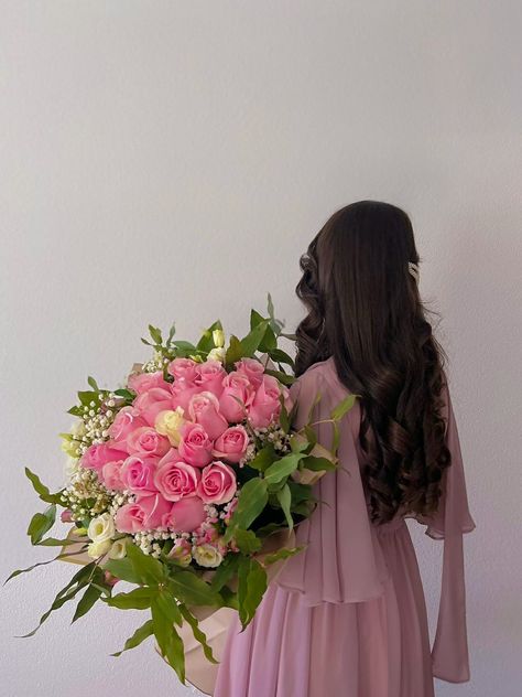 Pink rose bouquet , birthday flowers photoshoot, pink dress Photo Shoot With Flower Bouquet, Rose Bouquet Photoshoot, Bouquet Photoshoot Ideas, Flower Bouquet Photoshoot, Rose Bouquet Birthday, Bouquet Photoshoot, Flowers Photoshoot, Big Bouquet, Bouquet Birthday