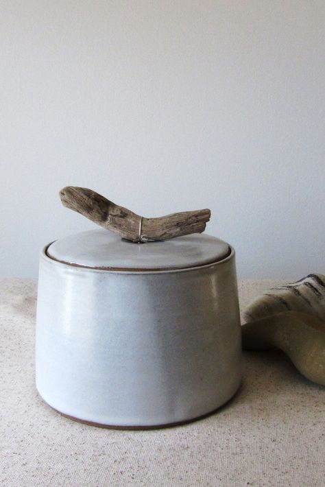 Ceramic Jar With Lid, Hand Made Ceramics, Driftwood Pottery, Ceramic Lidded Jars, Handmade Ceramics Ideas, Ceramic Jars With Lids, Minimal Ceramics, Lidded Jars Pottery, Lidded Pottery