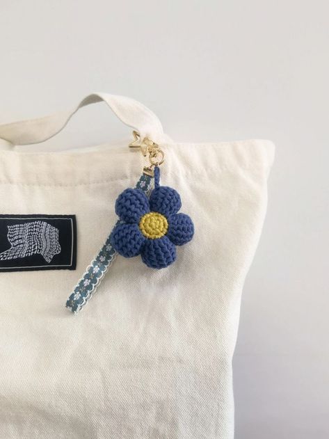 Crochet Flower Keychain, Flower Keychain, Crochet Flower, Crochet Patterns, Crochet, Pattern, Blue, White