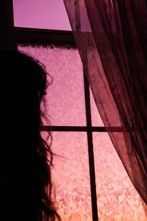 A girl looking out window with a purple pink orange sunrise or sunset with a siilhouette Burnt Pink Aesthetic, Guinevere Aesthetic, Sunset Pink Aesthetic, Pink Purple Aesthetic, Purple Sunrise, Pink Sunrise, Sunset Pink, Sunset Silhouette, Spring Pastels