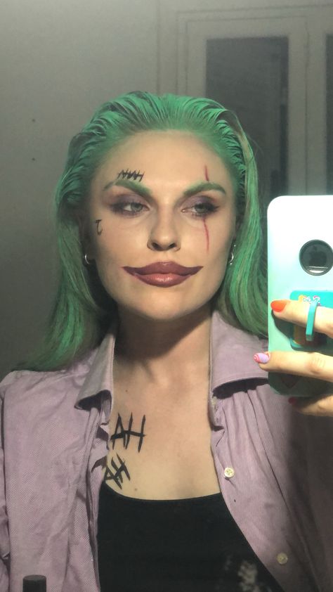 Joker Hairstyle Women, Halloween Costumes Elegant, Joker Costume Girl Outfit, Girls Joker Costume, Girl Joker Halloween Costume, Joker Costume Makeup, Joker Hairstyle, Joker Girl Costume, Joker Makeup Men