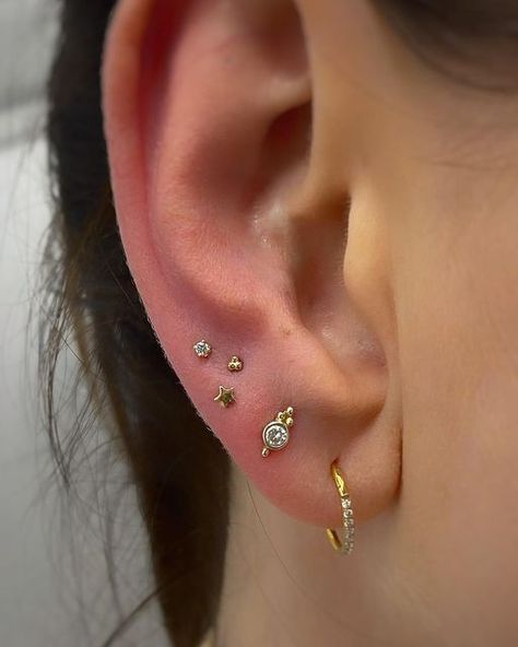 Triple Front Helix Piercing, Tiny Lobe Piercing, Micro Lobe Piercing, Dainty Lobe Piercings, Astrology Piercings, Minimalist Piercing Ideas, Ear Flat Piercing Ideas, Trilogy Piercing, Dainty Helix Piercing