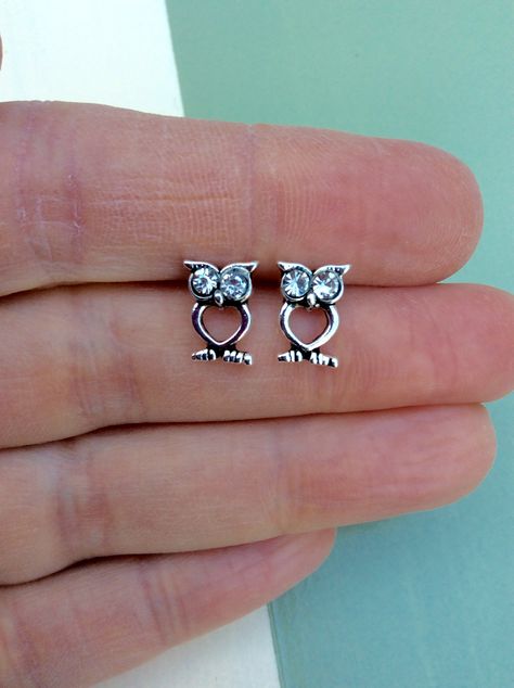 ‪Crystal owl earrings! #mothersdaygift ‬ ‪http://www.ebay.co.uk/itm/FREE-GIFT-BAG-Silver-Plated-Crystal-Owl-Animal-Bird-Stud-Earrings-Cute-Jewellery-/152473402975‬ Cute Jewellery, Fashion Earrings Studs, Owl Animal, Pearl Earring Set, Large Silver Hoop Earrings, Crystal Pearl Earrings, Stud Fashion, Owl Earrings, Bag Silver