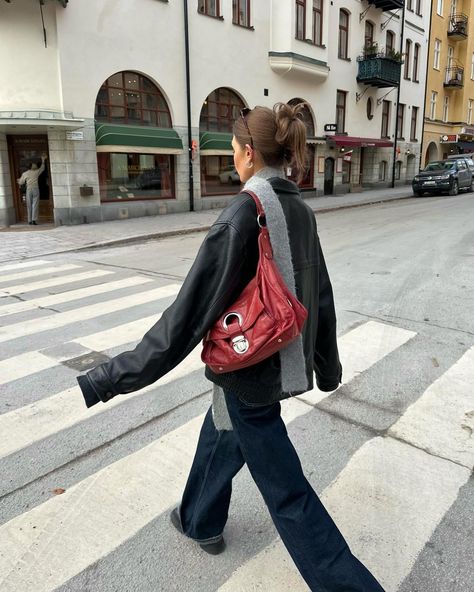 loves a pop of red ❤️ | Instagram Red Scarf Outfit, Sofia Boman, Red Bag Outfit, Model Off Duty Outfits, Models Off Duty Style, Pop Of Red, Scarf Outfit, Autumn Fits, Winter Fit