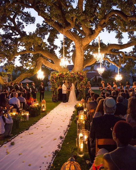 PartySlate on Instagram: “This couple said "I do" in what feels like a secret garden space. Chandeliers hanging from a large tree and a lantern-lined aisle gave…” Idaho Wedding Venues, Garden Shed Diy, Garden Wedding Favors, Ideas For Garden, Garden Party Theme, Wedding Isles, Forest Theme Wedding, Idaho Wedding, A Secret Garden