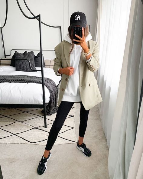 Jumpsuit Blazer Outfits, New York Cap Outfit, Black Trainers Outfit, Black Cap Outfit, New York Spring Outfits, New Era Outfit, New York Cap, Outfits New York, Trainers Outfit