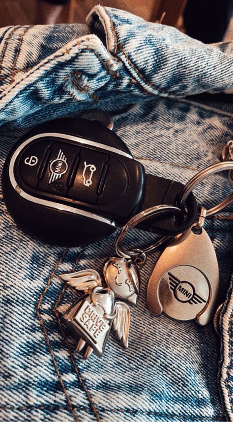 Nomi Aesthetic, First Car Aesthetic, Car Manifestation, Auto Mini, Mini Cooper Interior, Mini Cooper Accessories, Aesthetic Keychain, Mini Copper, Cooper Countryman