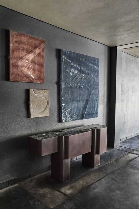 Luxury Artwork, Kelly Wearstler Blue Interior, Kelly Wearstler Console, Graffito Kelly Wearstler Wallpaper, Brutalist Credenza, Kelly Wearstler Interiors, Brutalist Console Table, Gold Living Room Decor, Crockery Design