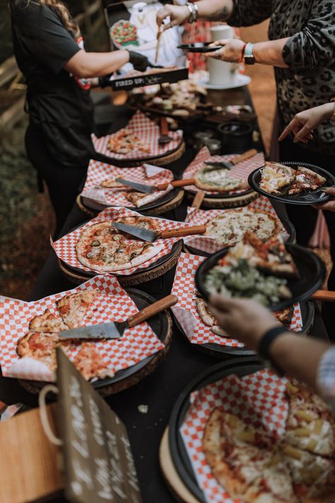 Pizza For Rehearsal Dinner, Pizza Bar Display, Pizza Buffet Display Party Ideas, Pizza Catered Wedding, Fruit Pizza Wedding, Pizza Stands Wedding, Finger Foods At Wedding, Pizza Bar Party Ideas, Pizza Catering Display