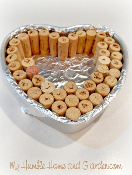 How To Make A Heart Out Of Wine Corks, Wine Cork Crafts Valentines Day, Cork Heart Diy, Wine Cork Heart Diy, Crafts To Do With Wine Corks, Valentine Cork Crafts, Things To Make With Wine Corks, Crafts With Wine Corks, Wine Cork Christmas Crafts