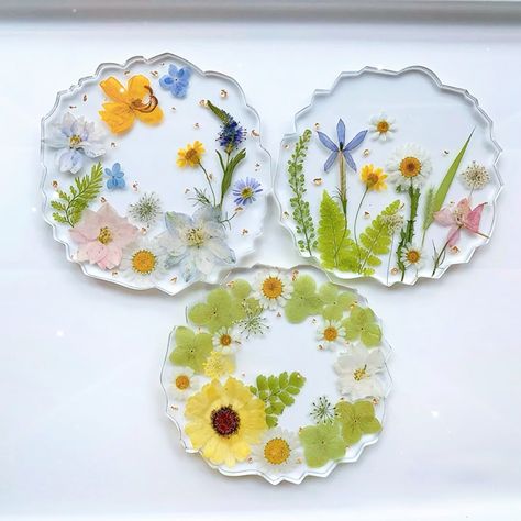 Resin coasters with includes natural flowers Fruits Art, Art Production, Hexagon Coasters, Romantic Girl, Wedding Coasters, Fruit Flowers, Christmas Favors, Resin Coasters, Art Resin