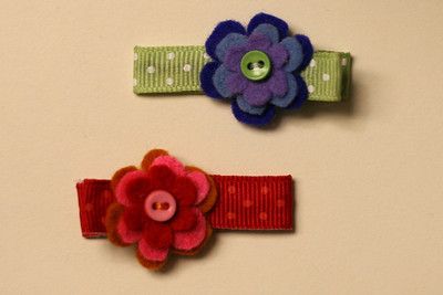 Here is the first of the hair clip DIYs. We’ll start off with something quick & easy. DIY after the jump… Diy Hair Clip, Sweet Easy, Felt Hair Clips, Hair Clips Diy, Felt Bows, Toddler Hair Clips, Baby Hair Clips, Cute Christmas Gifts, Handmade Christmas Gifts