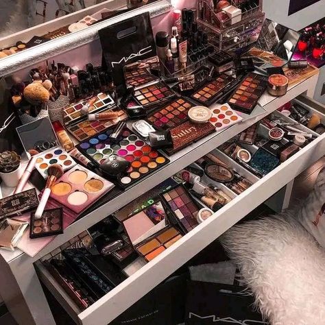 Makeup Artist Career, Peacock Eye Makeup, Makeup Beauty Room, Makeup Collection Goals, Alat Makeup, Stylish Makeup, Makeup Organization Diy, Makeup Room Decor, Makeup Is Life