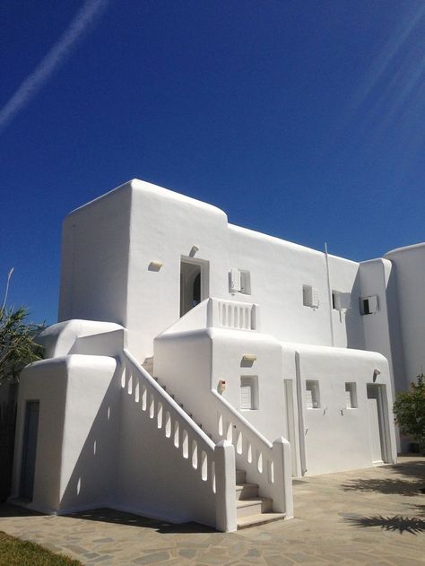 Greek Interior, White Concrete House, Cycladic Architecture, Belvedere Hotel, Modern Mediterranean Home, Greece Architecture, Hacienda Homes, Santorini Hotels, Small Courtyard Gardens