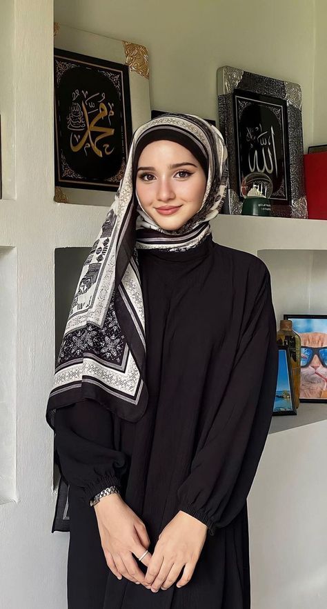 Cool Hijabi Outfits, Black Hijab Outfit, Muslimah Fashion Casual, Soft Feminine Outfits, Hijab Makeup, Feminine Outfits, Hijab Style Tutorial, Muslim Outfits Casual, Muslim Fashion Hijab Outfits