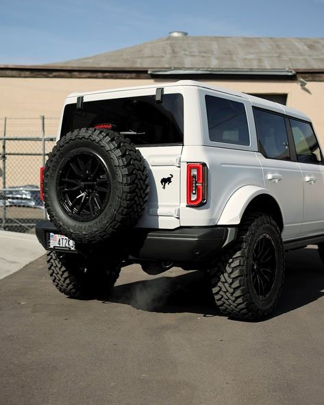 White Ford Bronco Aesthetic, White Ford Bronco Sport, White Bronco Aesthetic, White Ford Bronco, Bronco White, White Bronco, Ford Bronco Badlands, Ford Bronco 4 Door, Bronco Badlands