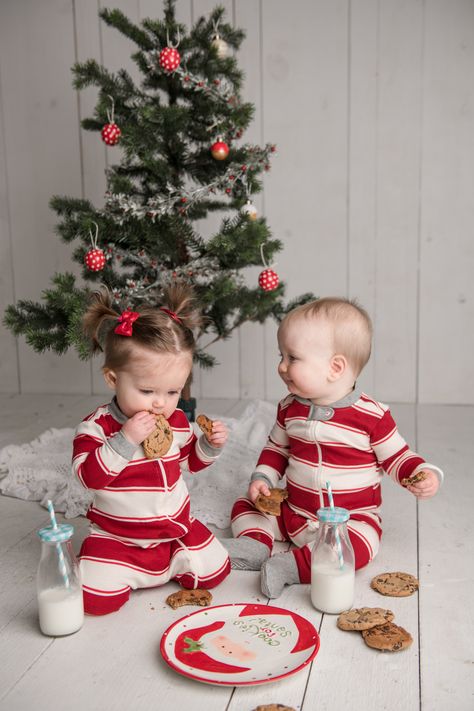 Twin Christmas Photos, Baby Christmas Photoshoot, Christmas Baby Photoshoot, Emerald Green Christmas, Welcome Back Elf, Elf Is Back, Easy Thanksgiving Table Decor, Elf Return, Thanksgiving Table Decor Ideas