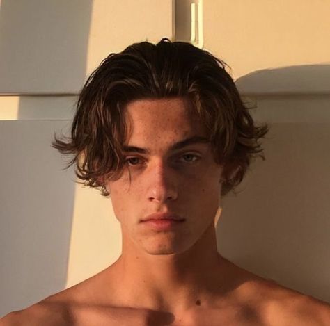 Middle Part Hairstyles Men, Middle Part Haircut, Male Haircuts Curly, Middle Hair, Surfer Hair, Guy Haircuts Long, Middle Part Hairstyles, Pulled Back Hairstyles, Middle Part