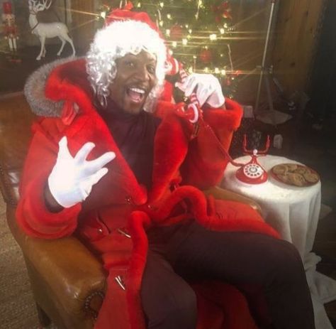 Funny Santa Pictures, Christmas Profile Pictures, Funny Christmas Pictures, Terry Crews, Christmas Memes, Santa Pictures, Celebrity Halloween Costumes, Reaction Face, Animated Christmas