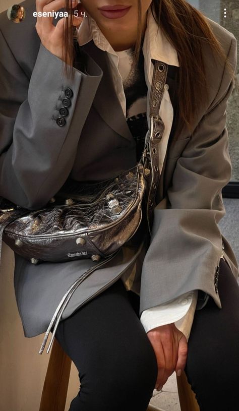 Silver Bag Outfit Metallic, Metallic Bag Outfit, City Bag Outfit, Silver Bag Outfit, Balenciaga City Bag Outfit, Balenciaga Bag Outfit, Street Style Classy, Copenhagen Outfit, Winter Outfits Streetwear