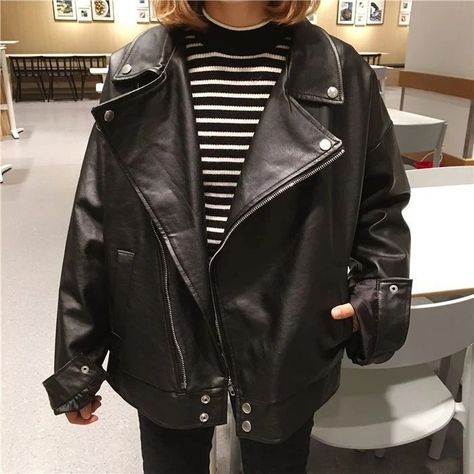 Girl leather jacket Moto Leather Jacket Outfit, Hoodie Leather Jacket, Coats Puffer, Leather Aesthetic, Leather Jacket Hoodie, Korean Winter Outfits, Fake Leather Jacket, Oversize Outfit, Jackets Vintage