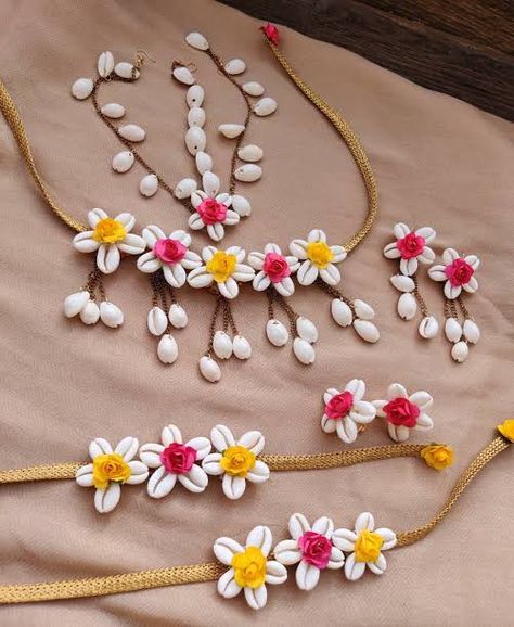 Flower Jewellery For Haldi, Flower Jewellery For Mehndi, Shells Jewelry, Cowrie Shell Jewelry, Flower Jewelry Designs, Wedding Flower Jewelry, Diy Fabric Jewellery, Fancy Jewellery Designs, Jewelry Set Design