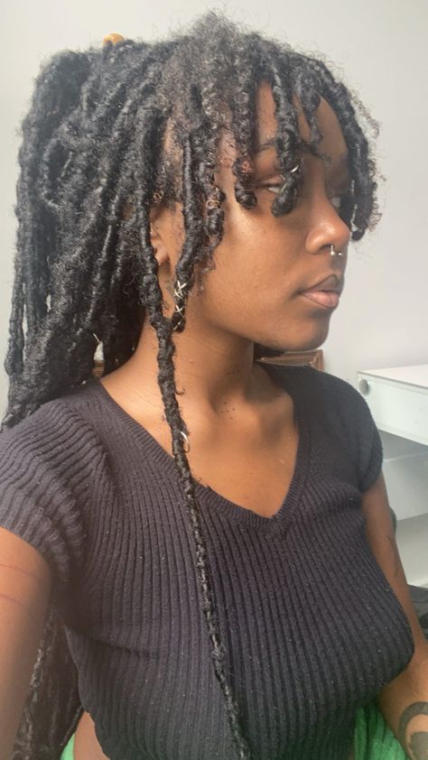 Layered Faux Locs Hairstyles, Faux Locs Layered, Alt Faux Locs, Faux Locs Mullet, Short Faux Locs With Bangs, African Locs Hairstyles, Dread Bangs Black Women, Faux Loc Bangs, Long Locs Aesthetic