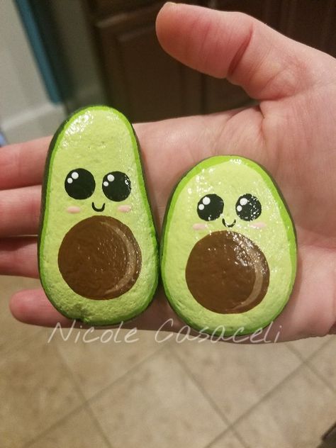 Rock Painting Ideas Avocado, Simple Stone Painting, Funny Stone Painting, Easy Rocks To Paint, Oval Rock Painting Ideas, Cute Stone Painting, Stone Art Painting Easy, Rock Painting Ideas Disney, Rock Painting Ideas For Garden