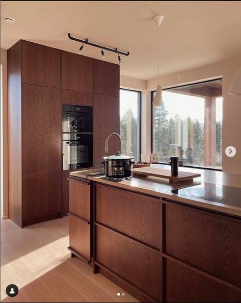 Japandi Dark Wood, Japandi Kitchen, Tiny Kitchen Design, Open Plan Kitchen Dining Living, Kitchen Benchtops, Open Plan Kitchen Dining, Japandi Interior, Closet Kitchen, Kitchen Dining Living