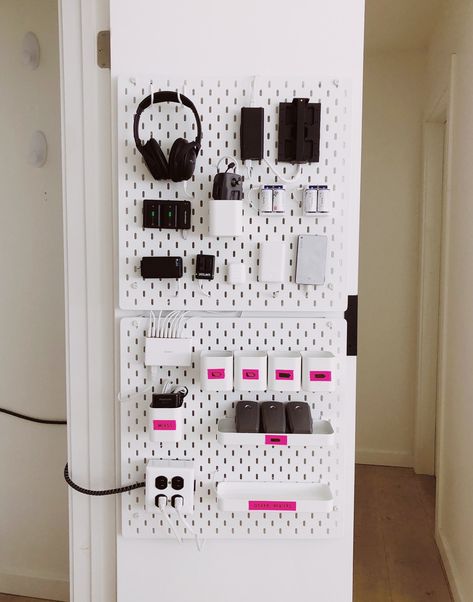 Homemade Couch, Charging Station Ideas, Ikea France, Pegboard Organization, Studio Organization, Home Office Setup, Office Setup, Desk Setup, Peg Board