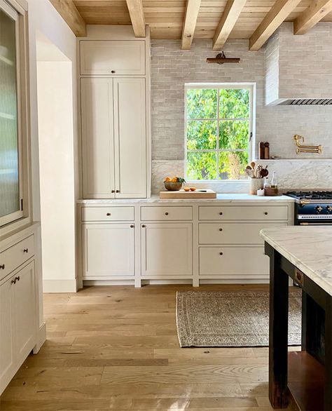 17 Mushroom Kitchen Cabinets I'm Obsessed With Right Now! • White Oak & Linen Design Co. | Interior Design Services & Blog Amber Interiors Kitchen, Amber Lewis Interiors, Amber Lewis, Interiors Kitchen, Home Luxury, Amber Interiors, Gorgeous Kitchens, Kitchen Cabinet Colors, Cottage Kitchen