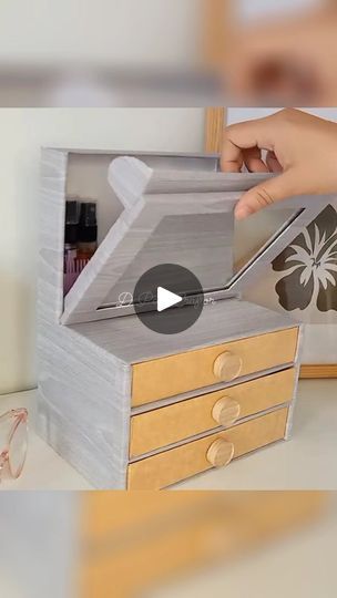 Diy Makeup Organizer Cardboard, Diy Makeup Organizer, Makeup Organization Diy, Diy Simple, Makeup Organizer, Diy Makeup, Makeup Organization, Cardboard Box, Crafts Diy