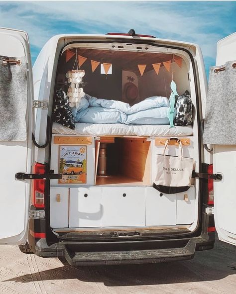 CARAFANCY on Instagram: “💙🧡WANDERING VAN🧡💙 ° 🚐 VW. ° Follow @carafancy for more. ° 📸@girl.in.vanderland ° #carafancy #vanlife #campervan #campervanlife…” Van Life Aesthetic, Caravan Vintage, Converted Vans, Van Vw, Camper Van Life, Camping 101, Vans Girl, Kombi Home, Combi Volkswagen