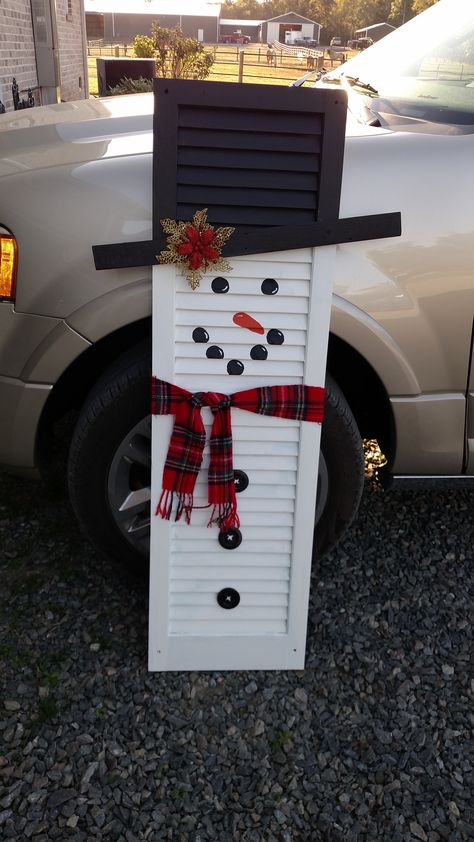 Shutter snowman 2017 Diy Snowman Decorations, Dollar Store Christmas Decor, Outdoor Christmas Diy, Diy Christmas Decorations For Home, Christmas Garden Decorations, Christmas Decorations Cheap, Dollar Store Christmas, Easy Christmas Decorations, Cheap Christmas