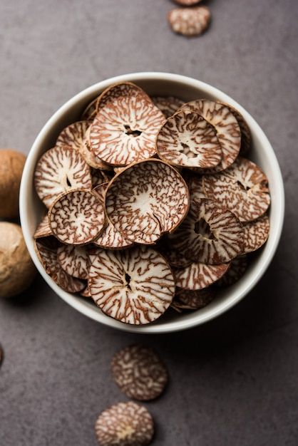 Betel nut chips in a bowl also known as ... | Premium Photo #Freepik #photo #betel-nut #palm-fruit #paan #dry-food Nuts Aesthetic, Paan Masala, Egyptian Inspired Jewelry, Betel Leaf, Areca Nut, Palm Fruit, 2025 Ideas, Chip Bowl, Hindu Religion