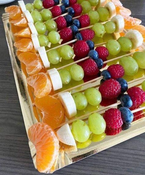 Make Ahead Christmas Appetizers, Γενέθλια Mickey Mouse, Healthy Summer Snacks, Fruit Kebabs, Fruit Platter Designs, Fruit Skewers, Party Food Buffet, Catering Ideas Food, Party Food Platters