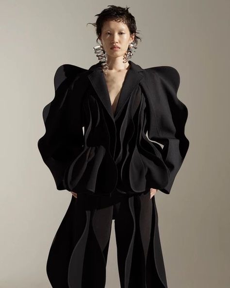 Robert Wun, Orchid Mantis, Futuristic Fashion, Creation Couture, Looks Black, Mode Inspiration, Tailored Trousers, Fashion Details, Runway Fashion