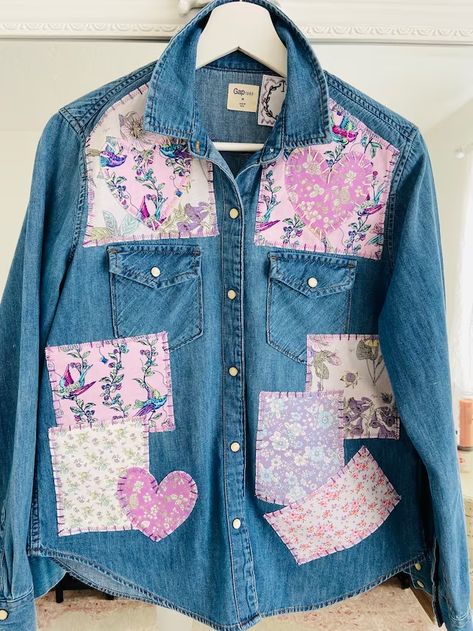 Patch Work Garments, Pink Is A Lifestyle, Artisanats Denim, Handmade Patches, Jean Rose, Coloured Denim, Customised Denim Jacket, Patchwork Clothes, Upcycle Clothes Diy