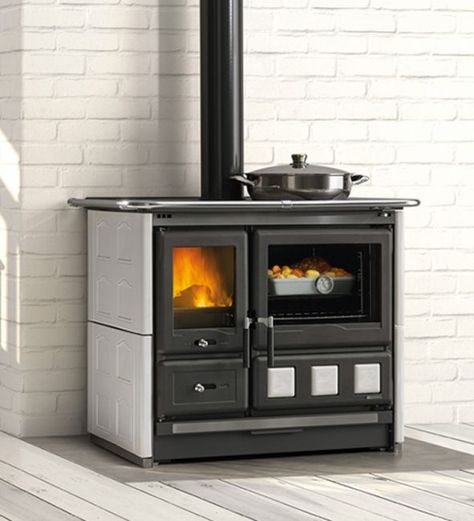 Guide to buying wood burning range cookers | Direct Stoves Resources Hearth Pad, Outdoor Cooking Stove, Integrated Oven, Wood Burning Cook Stove, Stoves Cookers, Wood Stove Cooking, Wood Fuel, Cooking Stove, Into The Wood