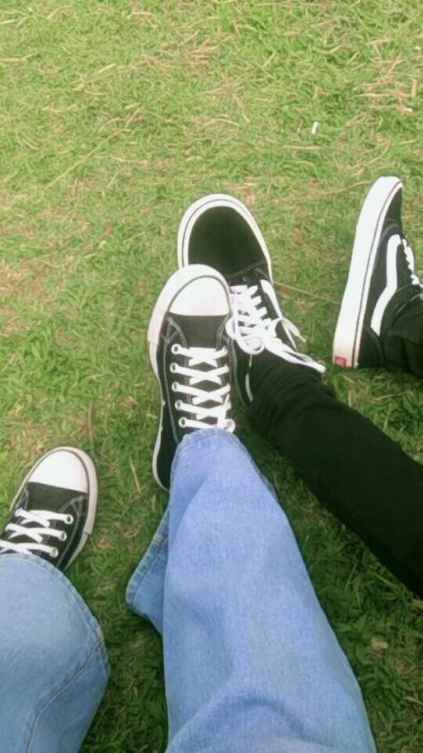 Couple Converse Aesthetic, Couple Shoes Photo, Converse And Vans Couple, Star Aestethic, Couple Shoes Pictures, Aesthetic Converse, Vans Aesthetic, Converse Aesthetic, Custom Shoes Diy