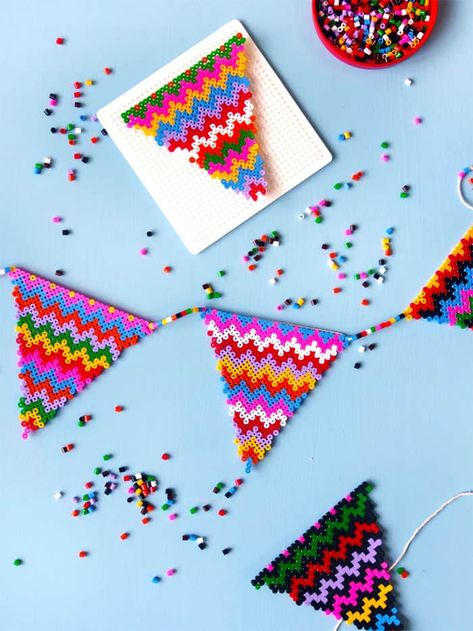 PERLER: Hama Bead Bunting, banner Melted Beads, Paper Pin, Beaded Banners, Perler Ideas, Beads Pattern, Hamma Beads, Art Perle, Hama Beads Design, Perler Crafts