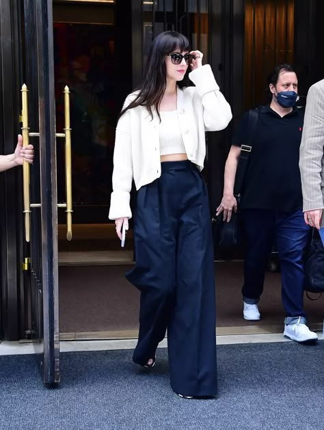 Dakota Johnson's Most Enviable Street Style Looks Dakota Johnson Street Style, Cami And Jeans, Luxury Street Style, Professional Chic, Dakota Johnson Style, Style Looks, Celebrity Street Style, Dakota Johnson, Street Style Looks