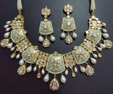 Pinterest • @KrutiChevli Minakari Jewellery, Kundan Jewellery Bridal, Neck Pieces Jewelry, Antique Jewellery Designs, Gold Pendant Jewelry, Wedding Jewellery Collection, Indian Jewelry Sets, Detailed Jewelry, Bangles Jewelry Designs