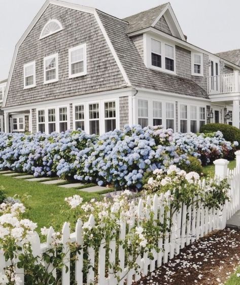 South Hampton style house with shaker siding, white picket fence, and blue and white hydrangeas in the yard. Classic Hamptons style house. Home design decor inspiration ideas. Nantucket Style Homes Exterior, Nantucket Style Homes, Nantucket Home, Nantucket Style, Homes Exterior, Cape House, Casas Coloniales, White Picket Fence, On The Ocean