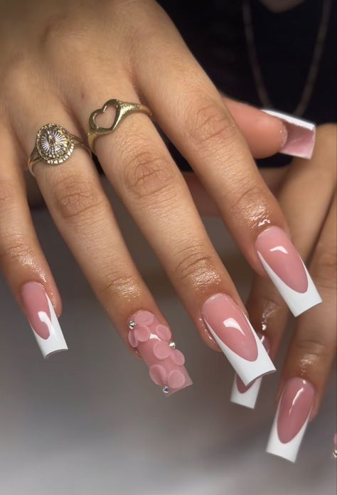 Acrylic French Tips Square, Dip Powder Nails Flower Design, Cute Nails With Initials Short, Med Nail Designs, Nail Inspo Coffin Short, Square Simple Nails, Heart Design Aesthetic, Square Nails Medium Length, Nail Inspo Acrylic Square